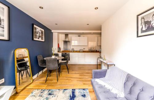 Abingdon Apartment | Centralised Abbey Yard by Prescott Apartments