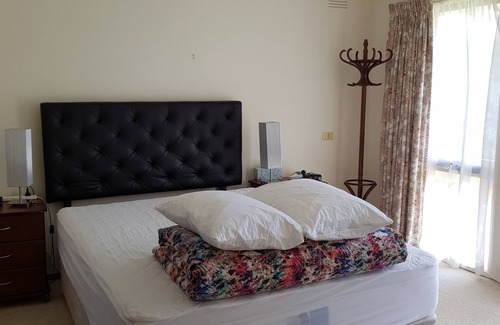 Rhyll House | Centrally cooled family home, 2 min walk to beach, lots of amenities, sleeps 8+