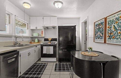 La Crescenta House | Centrally Located 2-bedroom, 1-bath Cottage with Mountain Views & Private Deck