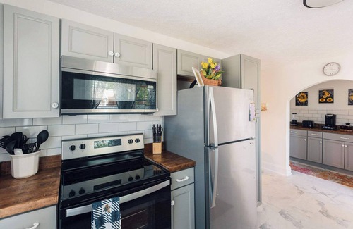 Bristol House | Centrally Located 3BR Home with Hot Tub