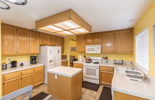 Folsom House | Centrally located, 4 BR family friendly in Folsom