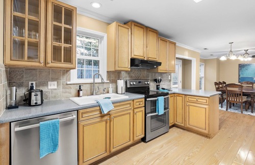 Chapel Hill House | Centrally Located 4BR Midterm Rental in Chapel Hill