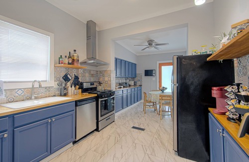 Pendleton Heights House | Centrally Located 4BR 3BA Minutes to KC Attractions Shopping Nightlife Sports