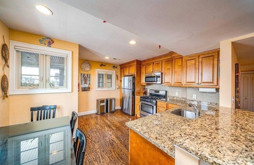 Gold Coast Condo | CENTRALLY LOCATED, 4BR/3BA, SLP 10, HANDICAP ACCESSIBLE, STEPS TO BEACH