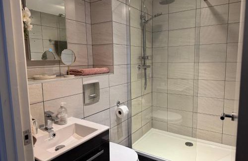Chinatown Apartment | Centrally located apartment in Duke Street- free parking- two bathrooms