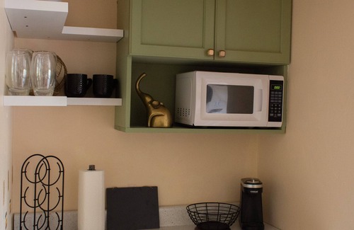 Golden Gate House | Centrally Located Boho Private BdR - 7 mi to beach