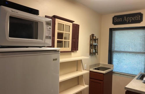 Osage Beach Cottage | Centrally Located Cottage with Boat Trailer Parking and Lake View