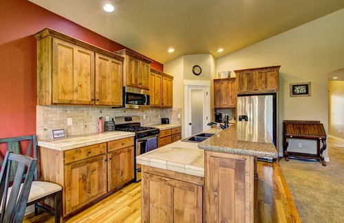 Southwest Ada County Alliance House | CENTRALLY LOCATED & CLOSE TO THE VILLAGE IN MERIDIAN, DOWNTOWN BOISE, & AIRPORT