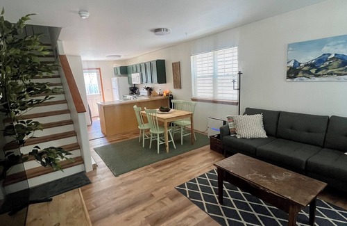 River Road House | Centrally located Craftsman, 2 blocks from Good Food Store.
