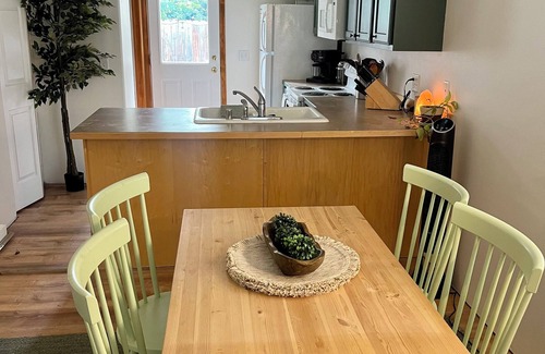 River Road House | Centrally located Craftsman, 2 blocks from Good Food Store.
