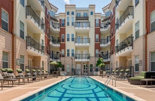 Fourth Ward Apartment | Centrally located in Uptown Charlotte. Gym, Pool and Free Parking. Walk everywhere!