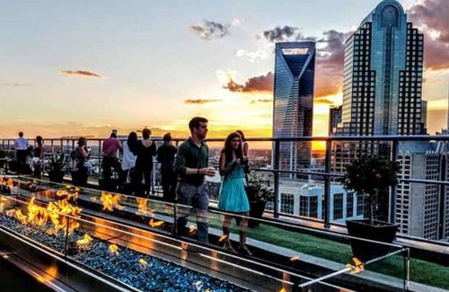 Fourth Ward Apartment | Centrally located in Uptown Charlotte. Gym, Pool and Free Parking. Walk everywhere!