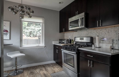 North Park Hill House | Centrally located & modern 4BD/2Bath with hot tub 10 mins to Downtown