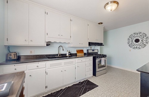 Fulton House | Centrally located near shopping & restaurants w/gas fireplace, wifi