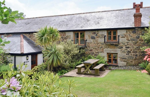 Helston Cottage | Centrally located on the Lizard Peninsula within easy reach of attractions and Lands End.