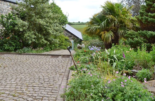 Helston Cottage | Centrally located on the Lizard Peninsula within easy reach of attractions and Lands End.