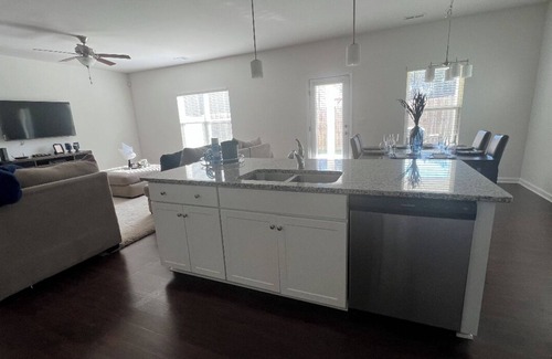 Paw Creek House | centrally-located place. Very spacious, peaceful and clean private back yard