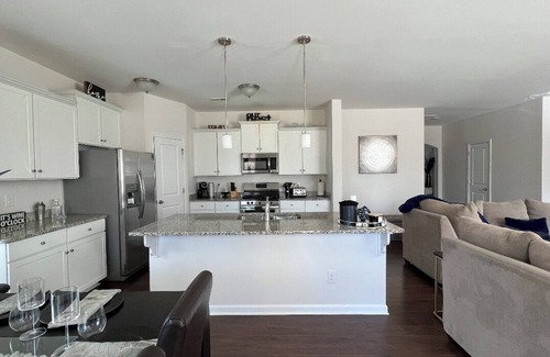 Paw Creek House | centrally-located place. Very spacious, peaceful and clean private back yard