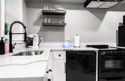 Truxton Circle Apartment | Centrally-Located Well-Decorated Solar-Powered!