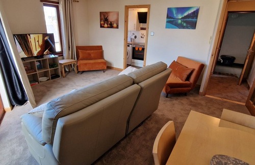 Nairn Apartment | Centre of Town, Minutes to the Beach and Transport Hubs, Private Parking!
