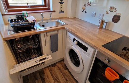 Nairn Apartment | Centre of Town, Minutes to the Beach and Transport Hubs, Private Parking!