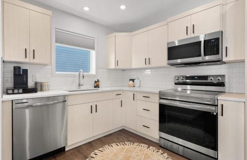 Pincher Creek House | Centre Peak View I Sleep 8 I 50 TV I Full Kitchen