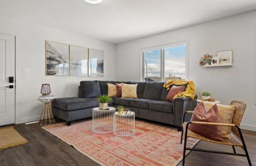 Pincher Creek House | Centre Peak View I Sleep 8 I 50 TV I Full Kitchen