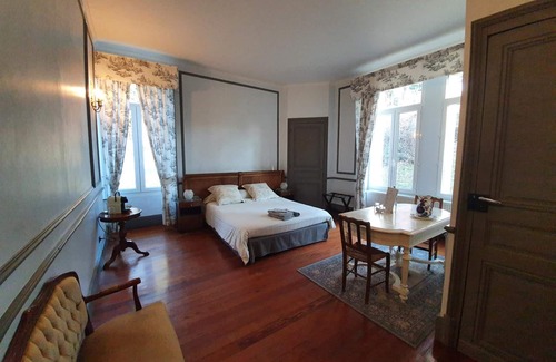 Villeneuve-de-Marc Bed & Breakfast | Château de Bonnevaux