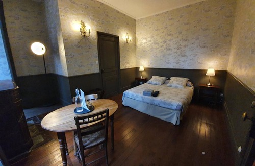 Villeneuve-de-Marc Bed & Breakfast | Château de Bonnevaux