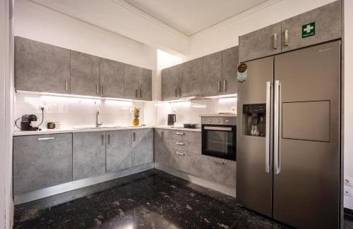 Kallithea Apartment | ChabbyNJoy - Modern 3BR with Acropolis View