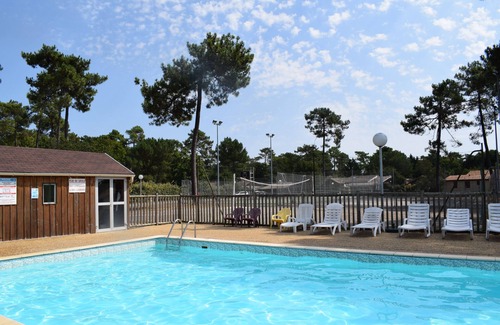 Soulac-sur-Mer House | Chalet 1 to 5 persons garden and terrace with pergola in residential park
