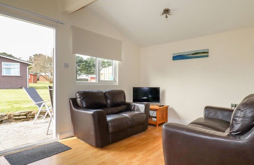 Padstow Cabin | CHALET 197, romantic, character holiday cottage in St Merryn