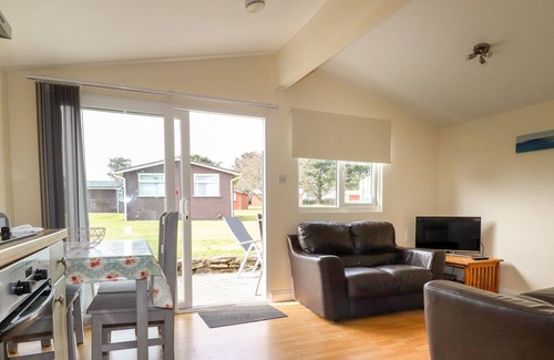 Padstow Cabin | CHALET 197, romantic, character holiday cottage in St Merryn
