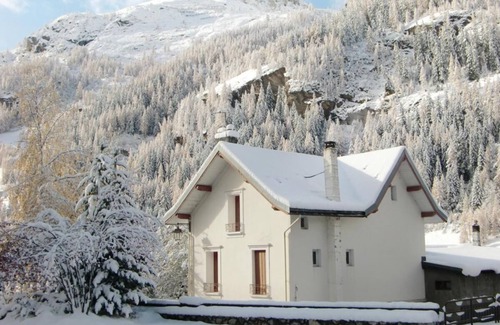 Les Brevieres Ski Chalet | Chalet, 250m from ski slopes, tv, ski locker, 250m², Tignes