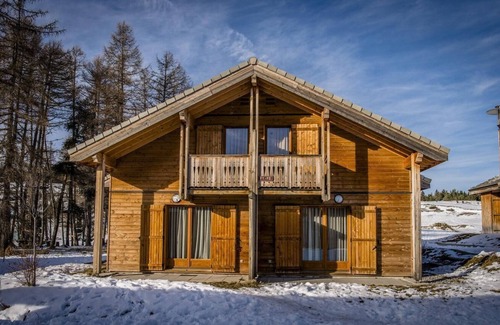 Saint-Etienne-en-Devoluy Ski Chalet | Chalet, 300m from ski slopes, fitness, swimming pool, sauna, terrace, parking, tv, ski locker, 56m²