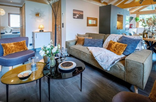 Thones House | Chalet 65bis - stylish home for 6 near lake and mountains - OVO Network