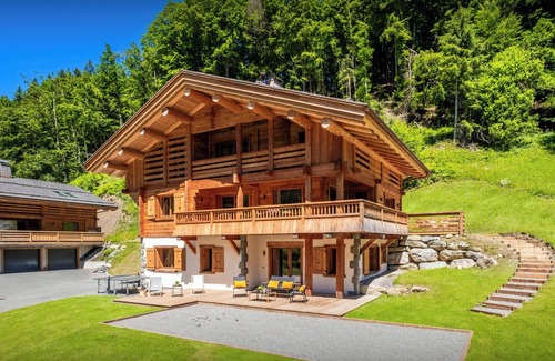 Le Grand-Bornand Ski Chalet | Chalet Angelia - modern ski home for 14, hot tub & views - OVO Network
