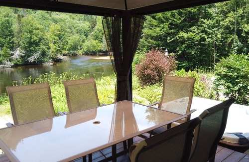 Saint-Raymond Ski Chalet | Chalet bordered by the Bras-du-Nord River, located in an enchanting setting.