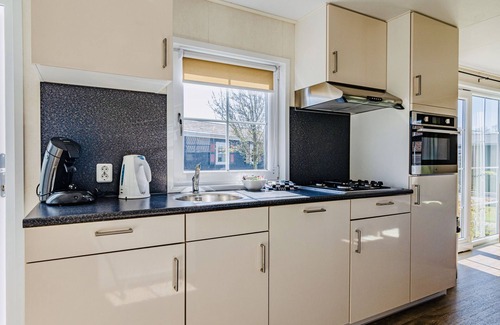 Giethoorn House | Chalet "Bovenwiede" is a beautiful four guest chalet, with the "Smitsgracht" on the back end.