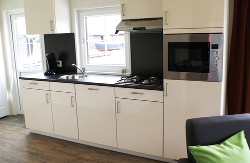 Giethoorn House | Chalet "Bovenwiede" is a beautiful four guest chalet, with the "Smitsgracht" on the back end.