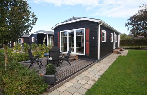 Giethoorn House | Chalet "Bovenwiede" is a beautiful four guest chalet, with the "Smitsgracht" on the back end.