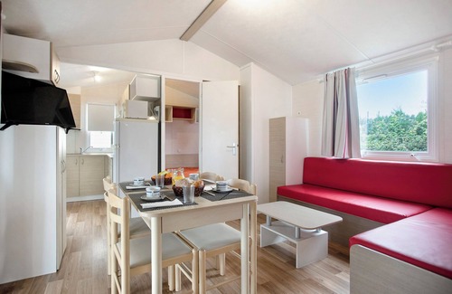 Burinhosa Ski Chalet | Chalet 'Bungalow T2 I I I - 15 Min Nazaré' with Shared Pool, Private Terrace and Air Conditioning