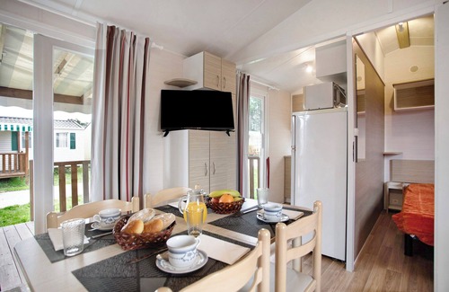 Burinhosa Ski Chalet | Chalet 'Bungalow T2 I I I - 15 Min Nazaré' with Shared Pool, Private Terrace and Air Conditioning