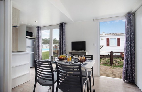 Burinhosa Ski Chalet | Chalet 'Bungalow T2 I V- 15 Min From Nazaré' with Shared Pool, Private Terrace and Air Conditioning