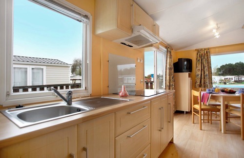 Burinhosa Ski Chalet | Chalet 'Bungalow T2 V - 15 Min From Nazaré' with Shared Pool, Private Terrace and Air Conditioning