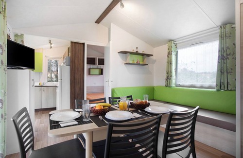 Burinhosa Ski Chalet | Chalet 'Bungalow T3 I I I - 15 Min Nazaré' with Shared Pool, Private Terrace and Air Conditioning