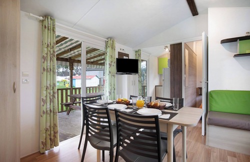 Burinhosa Ski Chalet | Chalet 'Bungalow T3 I I I - 15 Min Nazaré' with Shared Pool, Private Terrace and Air Conditioning