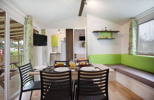 Burinhosa Ski Chalet | Chalet 'Bungalow T3 I I I - 15 Min Nazaré' with Shared Pool, Private Terrace and Air Conditioning