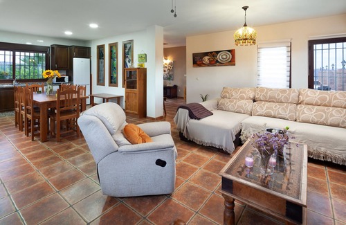 Canillas de Aceituno House | Chalet "Casa la viña de la tireta" with Lake View, Pool, Wi-Fi, Garden & Terrace