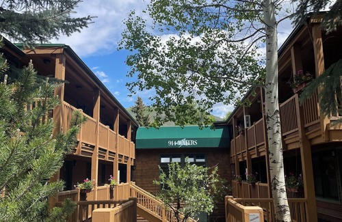 Aspen Condo | Chalet Chic 2-Bedroom + Queen Sofa Bed, 2.5 Blocks to Central Gondola